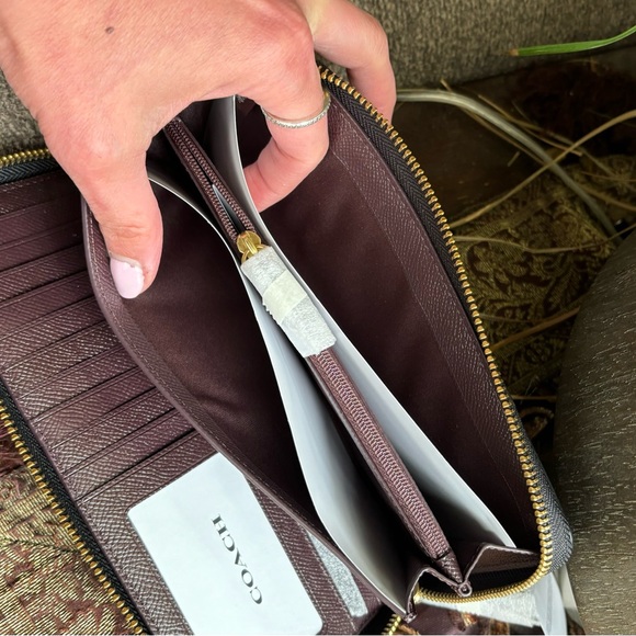 Authentic COACH 1941 Crossgrain leather zip around large wristlet - Picture 8 of 15